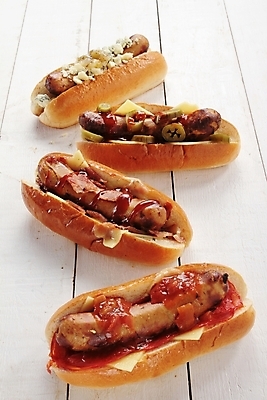 포토 JPG 해외이미지 실내 종류 사람없음 여러개 소시지 일렬 핫도그 나무배경 해외202004 해외포토 음식 다수 백그라운드 패스트푸드 내부 가공식품 파일형식 이미지허브