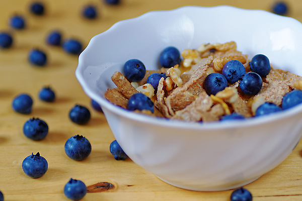 포토 JPG 해외이미지 라이프스타일 열매 유럽 음식 백그라운드 다이어트 과일 건강 사람없음 검은색 견과류 신선 항아리 사발 아침식사 정상 시리얼 블루베리 꿀 요거트 뮤즐리 석판 오트밀 귀리 해외202004 해외포토 식물 나라 컬러 유제품 곡류 생활 식사 도자기 사기그릇 파일형식 이미지허브