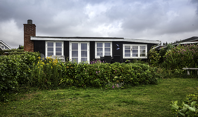 포토 JPG 해외이미지 나무 전통 꽃 건축양식 자연 하늘 휴가 주택 덴마크 사람없음 건물 목재 초록색 파란색 시골 작음 시골집 판잣집 해외202004 해외포토 식물 건축물 건축 컬러 재료 북유럽 크기 생태계 파일형식 이미지허브