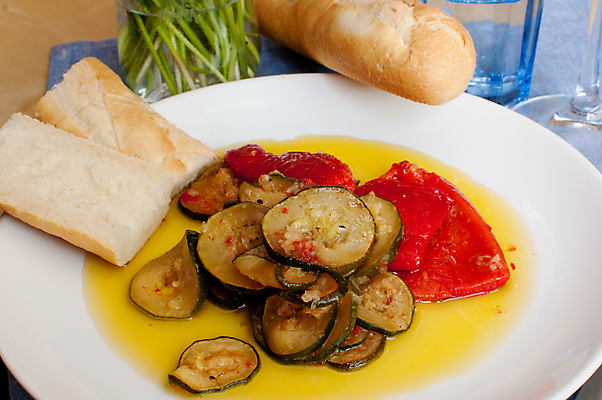 포토 JPG 해외이미지 접시 음식 조각 다이어트 채소 유리 고추 탁자 건강 요리 사람없음 식당 식사 저녁식사 튀김 신선 그릴 바게트 굽기 먹기 그리스 서비스 슬라이스 후추 무침 그리스인 점심식사 주키니 주키니호박 채식주의자 비건 해외202004 해외포토 서양인 식기 유럽 빵 가구 모션 재질 주방용품 상점 구이 향신료 채식 파일형식 이미지허브