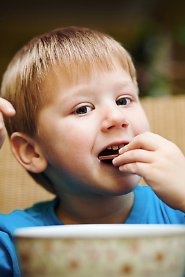 포토 JPG 해외이미지 남자 어린이 음식 탁자 실내 한명 사람 앉기 소년 금발 식사 사발 아침식사 먹기 해외202004 해외포토 1 헤어스타일 가구 모션 내부 사기그릇 파일형식 이미지허브