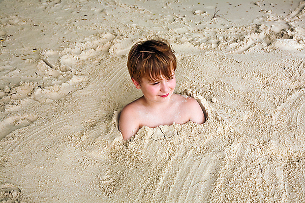 포토 JPG 해외이미지 주간 백인 행복 유럽 아시아 어린이 모래 태국 놀이 날씨 휴가 한명 웃음 소년 야외 10대 모래사장 태양 맑음 구멍 선탠 어깨 해외202004 해외포토 자연요소 서양인 1 남자 감정 나라 바다 청소년 표정 사람 신체부위 파일형식 이미지허브