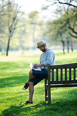 포토 JPG 주간 전신 서양인 외국인 백인 해외 라이프스타일 공원 남자 유럽 맨라이프 벤치 모션 휴식 한명 들기 사람 앉기 잔디 성인 야외 옆모습 30대 다리꼬기 신문 아빠 체코 남자만 남자한명만 성인남자만 성인한명만 성인남자한명만 장년만 장년남자만 장년남자한명만 성인만 국내포토 자연요소 식물 1 공공시설 나라 뷰포인트 컨셉 의자 가족 인종 생활 간행물 장년 뉴스 파일형식