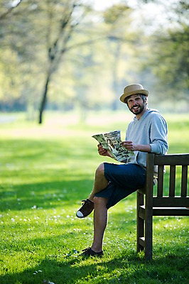 포토 JPG 주간 전신 서양인 외국인 백인 해외 라이프스타일 공원 남자 유럽 맨라이프 벤치 모션 휴식 한명 미소 들기 사람 앉기 잔디 성인 야외 옆모습 30대 다리꼬기 신문 아빠 체코 남자만 남자한명만 성인남자만 성인한명만 성인남자한명만 장년만 장년남자만 장년남자한명만 성인만 국내포토 자연요소 식물 1 공공시설 나라 뷰포인트 컨셉 의자 가족 표정 인종 생활 간행물 장년 뉴스 파일형식
