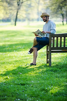 포토 JPG 주간 전신 서양인 외국인 백인 해외 라이프스타일 응시 공원 남자 유럽 맨라이프 벤치 모션 휴식 한명 들기 사람 앉기 잔디 성인 야외 옆모습 30대 다리꼬기 신문 아빠 체코 남자만 남자한명만 성인남자만 성인한명만 성인남자한명만 장년만 장년남자만 장년남자한명만 성인만 국내포토 자연요소 식물 1 시선 공공시설 나라 뷰포인트 컨셉 의자 가족 인종 생활 간행물 장년 뉴스 파일형식