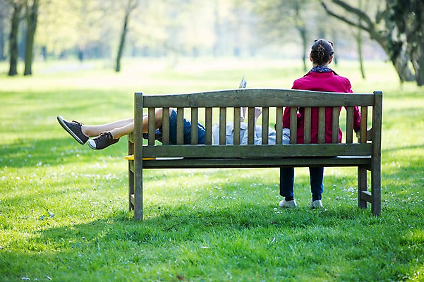 포토 JPG 주간 전신 서양인 외국인 백인 해외 라이프스타일 부부 공원 여자 남자 행복 유럽 여유 벤치 모션 휴식 함께함 사랑 사람 앉기 잔디 성인 야외 두명 옆모습 뒷모습 눕기 다정 체코 부부라이프 성인만 국내포토 자연요소 식물 커플 공공시설 감정 나라 뷰포인트 컨셉 의자 인종 생활 파일형식