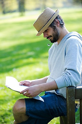 포토 JPG 주간 서양인 외국인 백인 해외 라이프스타일 응시 공원 남자 꽃 유럽 맨라이프 벤치 모션 휴식 한명 들기 사람 앉기 잔디 상반신 성인 야외 옆모습 30대 신문 아빠 물기 체코 남자만 남자한명만 성인남자만 성인한명만 성인남자한명만 장년만 장년남자만 장년남자한명만 성인만 국내포토 자연요소 식물 1 시선 공공시설 나라 뷰포인트 컨셉 의자 가족 인종 생활 간행물 장년 뉴스 파일형식
