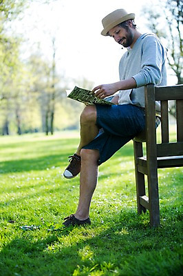 포토 JPG 주간 전신 서양인 외국인 식물 백인 해외 라이프스타일 공원 남자 꽃 유럽 맨라이프 벤치 모션 휴식 한명 들기 사람 앉기 잔디 성인 야외 30대 신문 아빠 물기 체코 남자만 남자한명만 성인남자만 성인한명만 성인남자한명만 장년만 장년남자만 장년남자한명만 성인만 국내포토 자연요소 1 공공시설 나라 컨셉 의자 가족 인종 생활 간행물 장년 뉴스 파일형식