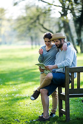 포토 JPG 주간 전신 서양인 외국인 백인 해외 라이프스타일 부부 공원 여자 남자 행복 유럽 여유 벤치 모션 휴식 함께함 담배 사랑 서기 들기 사람 앉기 잔디 성인 야외 두명 옆모습 다정 신문 체코 부부라이프 성인만 국내포토 자연요소 식물 커플 공공시설 감정 나라 뷰포인트 컨셉 의자 인종 생활 간행물 뉴스 파일형식