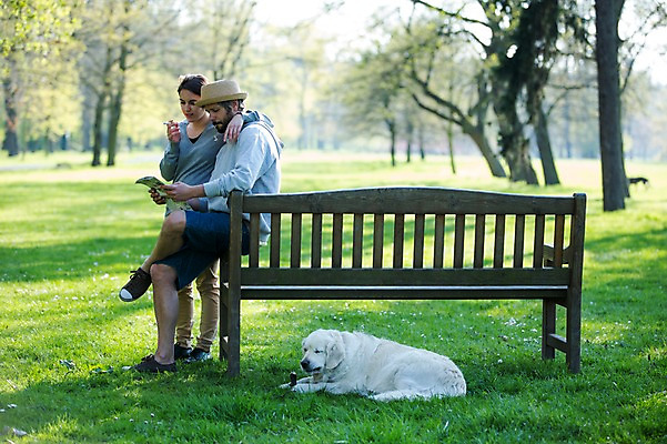 포토 JPG 주간 전신 서양인 외국인 동물 백인 한마리 해외 라이프스타일 부부 공원 여자 남자 행복 유럽 반려견 여유 벤치 모션 휴식 함께함 담배 사랑 서기 들기 사람 앉기 잔디 성인 야외 두명 옆모습 다정 개 체코 반려 부부라이프 성인만 국내포토 자연요소 식물 1 커플 공공시설 감정 나라 뷰포인트 컨셉 의자 포유류 인종 생활 반려동물 파일형식