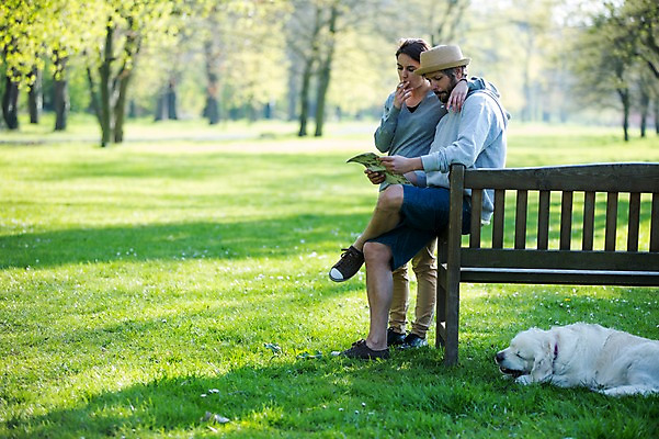 포토 JPG 주간 전신 서양인 외국인 동물 백인 한마리 해외 라이프스타일 부부 공원 여자 남자 행복 유럽 여유 벤치 모션 휴식 함께함 담배 사랑 서기 들기 사람 앉기 잔디 성인 야외 두명 다정 신문 개 체코 부부라이프 성인만 국내포토 자연요소 식물 1 커플 공공시설 감정 나라 컨셉 의자 포유류 인종 생활 간행물 뉴스 파일형식