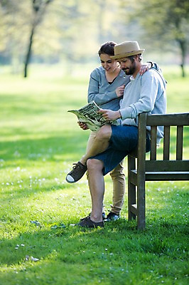 포토 JPG 주간 서양인 외국인 백인 해외 라이프스타일 부부 공원 여자 남자 행복 유럽 여유 벤치 모션 휴식 함께함 사랑 서기 들기 사람 앉기 잔디 성인 야외 두명 다정 신문 읽기 체코 부부라이프 성인만 국내포토 자연요소 식물 커플 공공시설 감정 나라 컨셉 의자 인종 생활 간행물 뉴스 파일형식