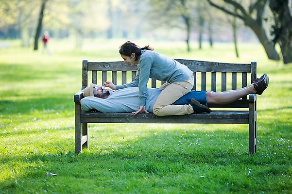 포토 JPG 주간 전신 서양인 외국인 백인 해외 라이프스타일 부부 공원 여자 남자 행복 유럽 여유 벤치 모션 휴식 함께함 사랑 사람 앉기 잔디 성인 야외 두명 옆모습 눕기 다정 애정표현 체코 부부라이프 성인만 국내포토 자연요소 식물 커플 공공시설 감정 나라 뷰포인트 컨셉 의자 인종 생활 표현 파일형식