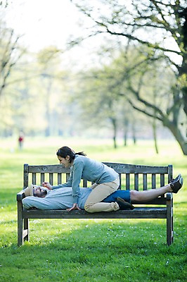 포토 JPG 주간 전신 서양인 외국인 백인 해외 라이프스타일 부부 공원 여자 남자 행복 유럽 여유 벤치 모션 휴식 함께함 사랑 사람 앉기 잔디 성인 야외 두명 옆모습 눕기 다정 애정표현 체코 부부라이프 성인만 국내포토 자연요소 식물 커플 공공시설 감정 나라 뷰포인트 컨셉 의자 인종 생활 표현 파일형식