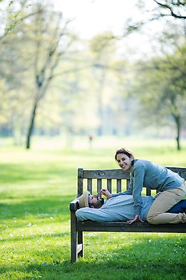 포토 JPG 주간 서양인 외국인 백인 해외 라이프스타일 부부 공원 여자 남자 행복 유럽 여유 벤치 모션 휴식 함께함 사랑 미소 사람 앉기 잔디 상반신 성인 야외 두명 옆모습 눕기 다정 체코 부부라이프 성인만 국내포토 자연요소 식물 커플 공공시설 감정 나라 뷰포인트 컨셉 의자 표정 인종 생활 파일형식
