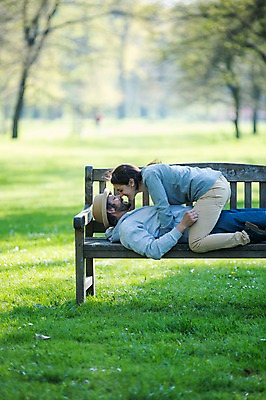 포토 JPG 주간 서양인 외국인 백인 해외 라이프스타일 부부 공원 여자 남자 행복 유럽 여유 벤치 모션 휴식 키스 함께함 사랑 사람 앉기 잔디 상반신 성인 야외 두명 옆모습 눕기 다정 애정표현 체코 부부라이프 성인만 국내포토 자연요소 식물 커플 공공시설 감정 나라 뷰포인트 컨셉 의자 인종 생활 표현 파일형식