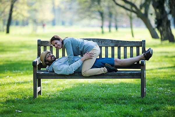 포토 JPG 주간 전신 서양인 외국인 백인 해외 라이프스타일 부부 공원 여자 남자 행복 유럽 여유 벤치 모션 휴식 함께함 사랑 미소 사람 앉기 잔디 성인 야외 두명 옆모습 눕기 다정 애정표현 체코 부부라이프 성인만 국내포토 자연요소 식물 커플 공공시설 감정 나라 뷰포인트 컨셉 의자 표정 인종 생활 표현 파일형식