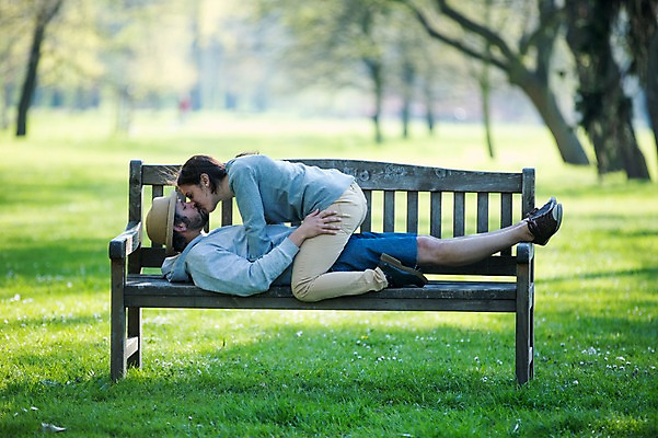 포토 JPG 주간 전신 서양인 외국인 백인 해외 라이프스타일 부부 공원 여자 남자 행복 유럽 여유 벤치 모션 휴식 키스 함께함 사랑 사람 앉기 잔디 성인 야외 두명 옆모습 눕기 다정 애정표현 체코 부부라이프 성인만 국내포토 자연요소 식물 커플 공공시설 감정 나라 뷰포인트 컨셉 의자 인종 생활 표현 파일형식