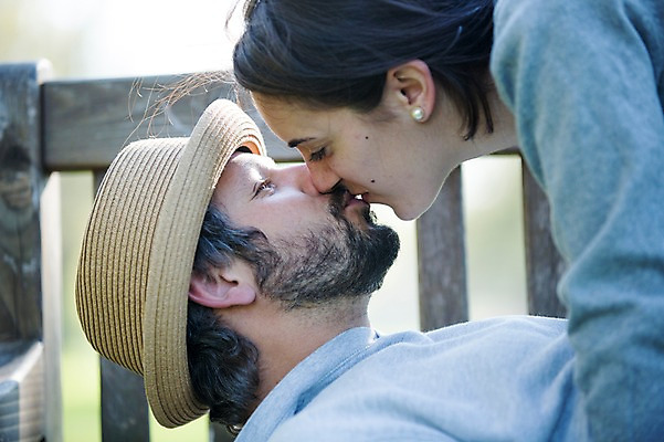 포토 JPG 주간 서양인 외국인 백인 해외 라이프스타일 부부 공원 여자 남자 행복 유럽 여유 벤치 모션 휴식 키스 함께함 사랑 사람 상반신 성인 야외 두명 눕기 다정 애정표현 체코 부부라이프 성인만 국내포토 자연요소 커플 공공시설 감정 나라 컨셉 의자 인종 생활 표현 파일형식