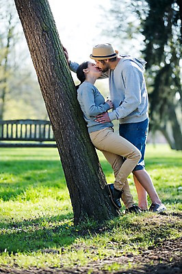 포토 JPG 주간 전신 서양인 외국인 나무 식물 백인 해외 라이프스타일 부부 공원 여자 남자 행복 유럽 여유 모션 휴식 키스 함께함 사랑 서기 미소 사람 잔디 성인 야외 두명 옆모습 기댐 다정 체코 부부라이프 성인만 국내포토 자연요소 커플 공공시설 감정 나라 뷰포인트 컨셉 표정 인종 생활 애정표현 파일형식