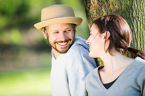 포토 JPG 주간 서양인 외국인 나무 식물 백인 해외 라이프스타일 부부 공원 여자 남자 행복 유럽 여유 모션 함께함 사랑 서기 미소 사람 상반신 성인 야외 두명 앞모습 마주보기 기댐 다정 체코 부부라이프 성인만 국내포토 자연요소 커플 공공시설 감정 나라 뷰포인트 컨셉 표정 인종 생활 파일형식