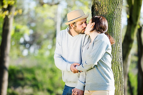 포토 JPG 주간 서양인 외국인 나무 식물 백인 해외 라이프스타일 부부 공원 여자 남자 행복 유럽 여유 모션 키스 함께함 사랑 서기 사람 상반신 성인 야외 두명 앞모습 손잡기 다정 체코 부부라이프 성인만 국내포토 자연요소 커플 공공시설 감정 나라 뷰포인트 컨셉 인종 생활 애정표현 파일형식