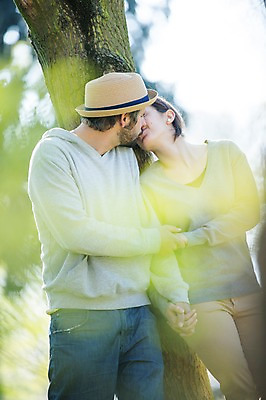 포토 JPG 주간 서양인 외국인 백인 해외 라이프스타일 부부 공원 여자 남자 행복 유럽 여유 모션 키스 함께함 사랑 서기 사람 상반신 성인 야외 두명 앞모습 손잡기 다정 체코 부부라이프 성인만 국내포토 자연요소 커플 공공시설 감정 나라 뷰포인트 컨셉 인종 생활 애정표현 파일형식