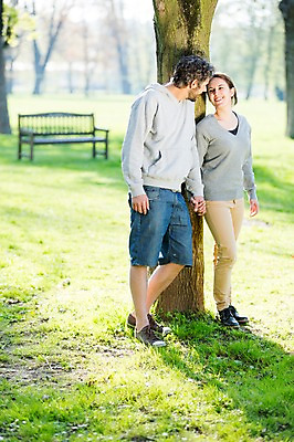 포토 JPG 주간 전신 서양인 외국인 나무 식물 백인 해외 라이프스타일 부부 공원 여자 남자 행복 유럽 여유 모션 함께함 사랑 서기 미소 사람 잔디 성인 야외 두명 앞모습 손잡기 다정 체코 부부라이프 성인만 국내포토 자연요소 커플 공공시설 감정 나라 뷰포인트 컨셉 표정 인종 생활 파일형식