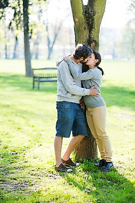 포토 JPG 주간 전신 서양인 외국인 나무 식물 백인 해외 라이프스타일 부부 공원 여자 남자 행복 유럽 여유 모션 키스 함께함 사랑 서기 사람 잔디 성인 야외 두명 옆모습 다정 체코 부부라이프 성인만 국내포토 자연요소 커플 공공시설 감정 나라 뷰포인트 컨셉 인종 생활 애정표현 파일형식