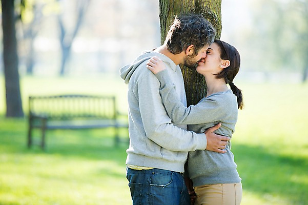 포토 JPG 주간 서양인 외국인 백인 해외 라이프스타일 부부 공원 여자 남자 행복 유럽 여유 모션 키스 함께함 사랑 서기 미소 사람 상반신 성인 야외 두명 옆모습 다정 체코 부부라이프 성인만 국내포토 자연요소 커플 공공시설 감정 나라 뷰포인트 컨셉 표정 인종 생활 애정표현 파일형식