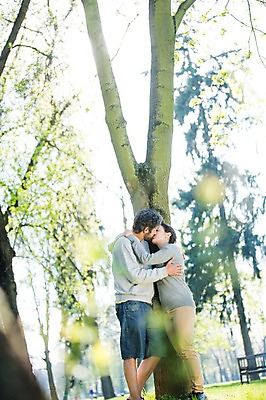 포토 JPG 주간 서양인 외국인 나무 식물 백인 해외 라이프스타일 부부 공원 여자 남자 행복 유럽 여유 모션 키스 함께함 사랑 서기 사람 상반신 성인 야외 두명 옆모습 다정 체코 부부라이프 성인만 국내포토 자연요소 커플 공공시설 감정 나라 뷰포인트 컨셉 인종 생활 애정표현 파일형식