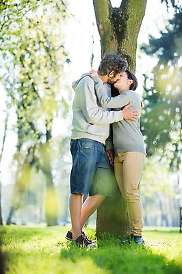 포토 JPG 주간 전신 서양인 외국인 나무 식물 백인 해외 라이프스타일 부부 공원 여자 남자 행복 유럽 여유 모션 키스 함께함 사랑 서기 사람 잔디 성인 야외 두명 옆모습 다정 체코 부부라이프 성인만 국내포토 자연요소 커플 공공시설 감정 나라 뷰포인트 컨셉 인종 생활 애정표현 파일형식