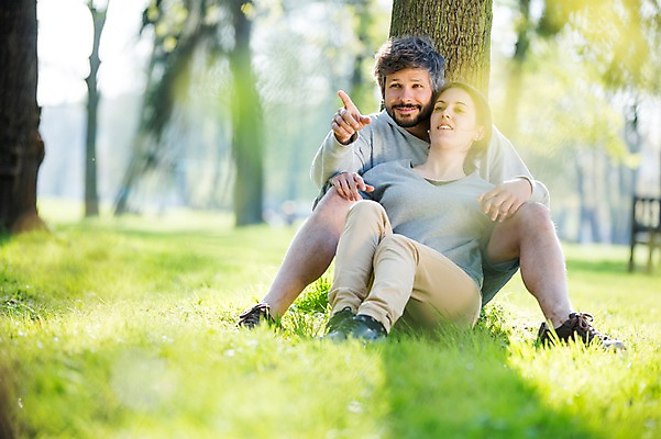 포토 JPG 주간 전신 서양인 외국인 나무 식물 백인 해외 라이프스타일 부부 응시 공원 여자 남자 행복 유럽 여유 모션 휴식 함께함 사랑 미소 사람 앉기 손짓 잔디 성인 야외 두명 앞모습 다정 가리킴 체코 부부라이프 성인만 국내포토 자연요소 커플 시선 공공시설 감정 나라 뷰포인트 컨셉 표정 인종 생활 파일형식