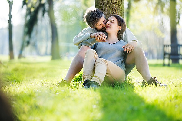 포토 JPG 주간 전신 서양인 외국인 나무 식물 백인 해외 라이프스타일 부부 공원 여자 남자 행복 유럽 여유 모션 휴식 함께함 사랑 미소 사람 앉기 잔디 성인 야외 두명 앞모습 다정 체코 부부라이프 성인만 국내포토 자연요소 커플 공공시설 감정 나라 뷰포인트 컨셉 표정 인종 생활 파일형식