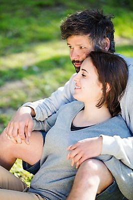 포토 JPG 주간 서양인 외국인 백인 해외 라이프스타일 부부 공원 여자 남자 행복 유럽 여유 모션 휴식 함께함 사랑 미소 사람 앉기 잔디 상반신 성인 야외 두명 옆모습 다정 체코 부부라이프 성인만 국내포토 자연요소 식물 커플 공공시설 감정 나라 뷰포인트 컨셉 표정 인종 생활 파일형식