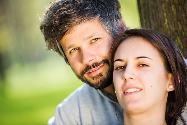 포토 JPG 주간 서양인 외국인 백인 해외 라이프스타일 부부 공원 여자 남자 행복 유럽 여유 얼굴 모션 함께함 사랑 미소 사람 앉기 상반신 성인 야외 두명 앞모습 신체부위 다정 체코 부부라이프 성인만 국내포토 자연요소 커플 공공시설 감정 나라 뷰포인트 컨셉 표정 인종 생활 파일형식