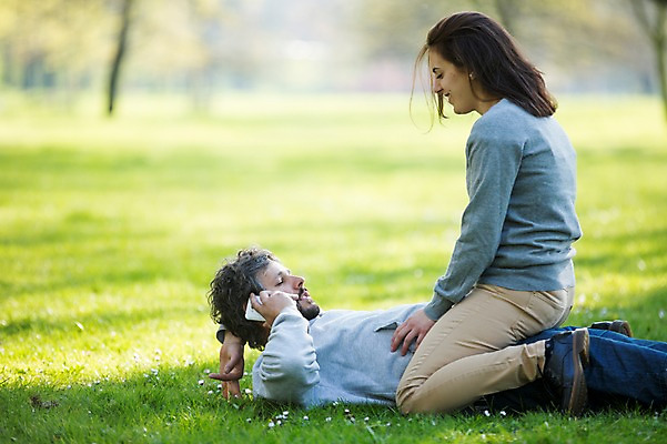 포토 JPG 주간 전신 서양인 외국인 백인 해외 라이프스타일 부부 공원 여자 남자 행복 유럽 여유 모션 휴식 함께함 사랑 들기 사람 앉기 잔디 상반신 성인 야외 두명 옆모습 눕기 다정 전화기 체코 부부라이프 성인만 국내포토 자연요소 식물 커플 공공시설 감정 나라 뷰포인트 컨셉 인종 생활 파일형식