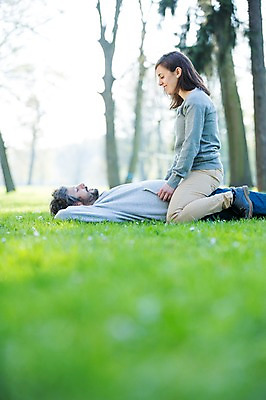 포토 JPG 주간 전신 서양인 외국인 백인 해외 라이프스타일 부부 공원 여자 남자 행복 유럽 여유 모션 휴식 함께함 사랑 사람 앉기 잔디 상반신 성인 야외 두명 눕기 다정 체코 부부라이프 성인만 국내포토 자연요소 식물 커플 공공시설 감정 나라 컨셉 인종 생활 파일형식