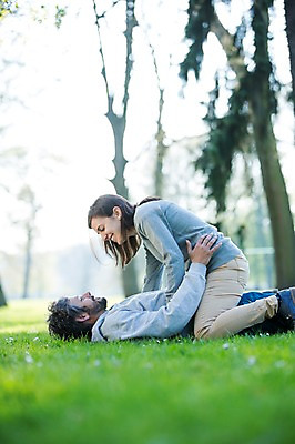 포토 JPG 주간 서양인 외국인 백인 해외 라이프스타일 부부 공원 여자 남자 행복 유럽 여유 모션 휴식 함께함 사랑 사람 앉기 잔디 상반신 성인 야외 두명 옆모습 눕기 다정 체코 부부라이프 성인만 국내포토 자연요소 식물 커플 공공시설 감정 나라 뷰포인트 컨셉 인종 생활 파일형식