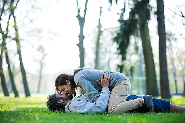 포토 JPG 주간 전신 서양인 외국인 백인 해외 라이프스타일 부부 공원 여자 남자 행복 유럽 여유 모션 휴식 키스 함께함 사랑 사람 앉기 잔디 상반신 성인 야외 두명 옆모습 눕기 다정 애정표현 체코 부부라이프 성인만 국내포토 자연요소 식물 커플 공공시설 감정 나라 뷰포인트 컨셉 인종 생활 표현 파일형식