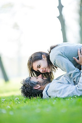 포토 JPG 주간 서양인 외국인 백인 해외 라이프스타일 부부 공원 여자 남자 행복 유럽 여유 모션 휴식 함께함 사랑 사람 앉기 잔디 상반신 성인 야외 두명 눕기 다정 애정표현 체코 부부라이프 성인만 국내포토 자연요소 식물 커플 공공시설 감정 나라 컨셉 인종 생활 표현 파일형식