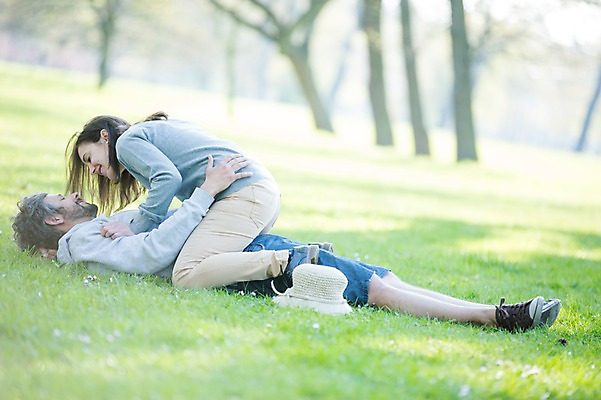 포토 JPG 주간 전신 서양인 외국인 백인 해외 라이프스타일 부부 공원 여자 남자 행복 유럽 여유 모션 휴식 함께함 사랑 사람 앉기 잔디 성인 야외 두명 옆모습 눕기 다정 체코 부부라이프 성인만 국내포토 자연요소 식물 커플 공공시설 감정 나라 뷰포인트 컨셉 인종 생활 파일형식