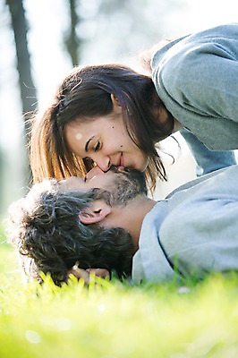 포토 JPG 주간 서양인 외국인 백인 해외 라이프스타일 부부 공원 여자 남자 행복 유럽 여유 엎드리기 모션 휴식 키스 함께함 사랑 사람 잔디 상반신 성인 야외 두명 옆모습 눕기 다정 애정표현 체코 부부라이프 성인만 국내포토 자연요소 식물 커플 공공시설 감정 나라 뷰포인트 컨셉 인종 생활 표현 파일형식