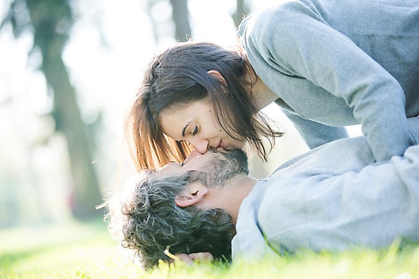 포토 JPG 주간 서양인 외국인 백인 해외 라이프스타일 부부 공원 여자 남자 행복 유럽 여유 엎드리기 모션 휴식 키스 함께함 사랑 사람 잔디 상반신 성인 야외 두명 옆모습 눕기 다정 애정표현 체코 부부라이프 성인만 국내포토 자연요소 식물 커플 공공시설 감정 나라 뷰포인트 컨셉 인종 생활 표현 파일형식