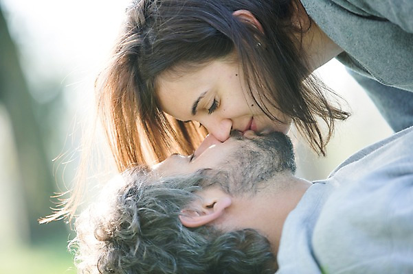 포토 JPG 주간 서양인 외국인 백인 해외 라이프스타일 부부 공원 여자 남자 행복 유럽 여유 엎드리기 모션 휴식 키스 함께함 사랑 사람 잔디 상반신 성인 야외 두명 옆모습 눕기 다정 애정표현 체코 부부라이프 성인만 국내포토 자연요소 식물 커플 공공시설 감정 나라 뷰포인트 컨셉 인종 생활 표현 파일형식