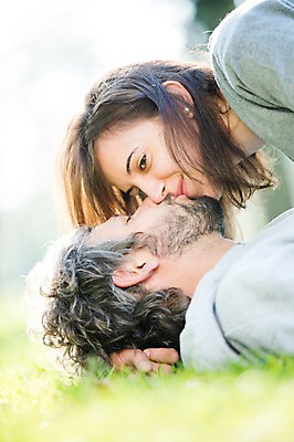 포토 JPG 주간 서양인 외국인 백인 해외 라이프스타일 부부 공원 여자 남자 행복 유럽 여유 엎드리기 모션 휴식 키스 함께함 사랑 사람 잔디 상반신 성인 야외 두명 옆모습 눕기 다정 애정표현 체코 부부라이프 성인만 국내포토 자연요소 식물 커플 공공시설 감정 나라 뷰포인트 컨셉 인종 생활 표현 파일형식