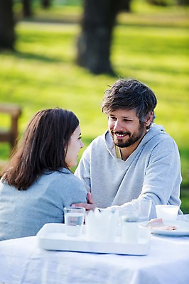 포토 JPG 주간 서양인 외국인 백인 해외 라이프스타일 부부 공원 여자 남자 행복 유럽 여유 모션 식탁 함께함 사랑 미소 사람 앉기 상반신 성인 야외 두명 마주보기 식사 다정 체코 부부라이프 성인만 국내포토 자연요소 커플 공공시설 감정 나라 컨셉 탁자 표정 인종 생활 파일형식