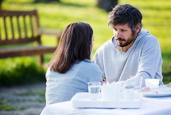 포토 JPG 주간 서양인 외국인 백인 해외 라이프스타일 부부 공원 여자 남자 행복 유럽 여유 모션 식탁 함께함 사랑 사람 성인 야외 두명 앞모습 뒷모습 마주보기 다정 체코 부부라이프 성인만 국내포토 자연요소 커플 공공시설 감정 나라 뷰포인트 컨셉 탁자 인종 생활 파일형식