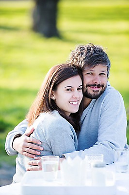 포토 JPG 주간 서양인 외국인 백인 해외 라이프스타일 부부 공원 여자 남자 행복 유럽 여유 모션 포옹 식탁 함께함 사랑 미소 사람 상반신 성인 야외 두명 옆모습 다정 체코 부부라이프 성인만 국내포토 자연요소 커플 공공시설 감정 나라 뷰포인트 컨셉 안기 탁자 표정 인종 생활 파일형식