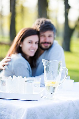 포토 JPG 주간 서양인 외국인 백인 해외 라이프스타일 부부 공원 여자 남자 행복 유럽 여유 모션 포옹 식탁 함께함 사랑 미소 사람 성인 야외 두명 앞모습 옆모습 아웃포커스 물 다정 체코 부부라이프 성인만 국내포토 자연요소 커플 공공시설 감정 나라 뷰포인트 컨셉 안기 탁자 촬영기법 표정 인종 생활 파일형식